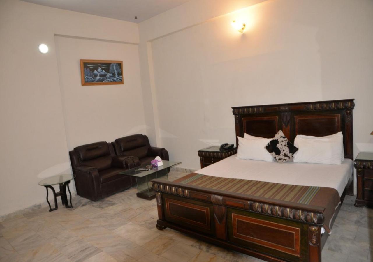 Step inn Guest House Sukkur Eksteriør bilde